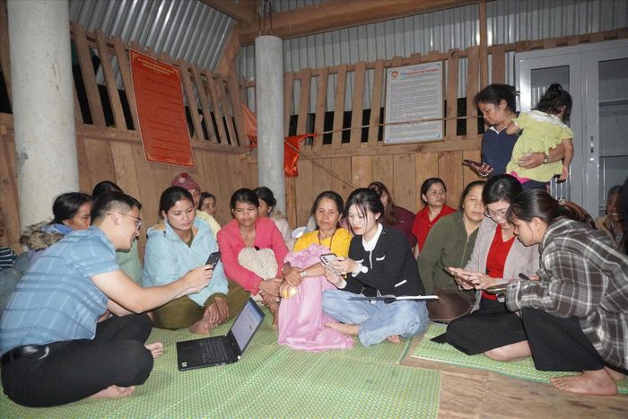 Xã Tu Mơ Rông, tỉnh Quảng Ngãi triển khai phong trào "Bình dân học vụ số" đến với người dân. Ảnh: Ngọc Chí