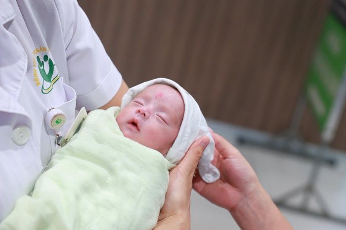 Em bé được chăm sóc đặc biệt bởi đội ngũ nhân viên y tế Bệnh viện Phụ sản Hà Nội. Ảnh: Tiến Thành