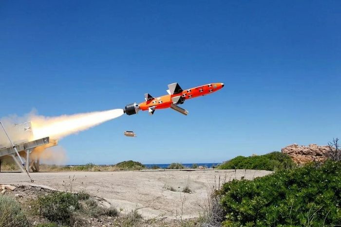 MBDA hoàn tất thành công thử nghiệm bắn kiểm định tầm xa đối với tên lửa chống hạm mới TESEO MK2/E, đưa dòng vũ khí tấn công mặt biển kết nối mạng lưới với tầm bắn trên 350km của Hải quân Ý tiến gần hơn tới mốc bàn giao dự kiến vào năm 2028. (Ảnh: MBDA/armyrecognition.com)