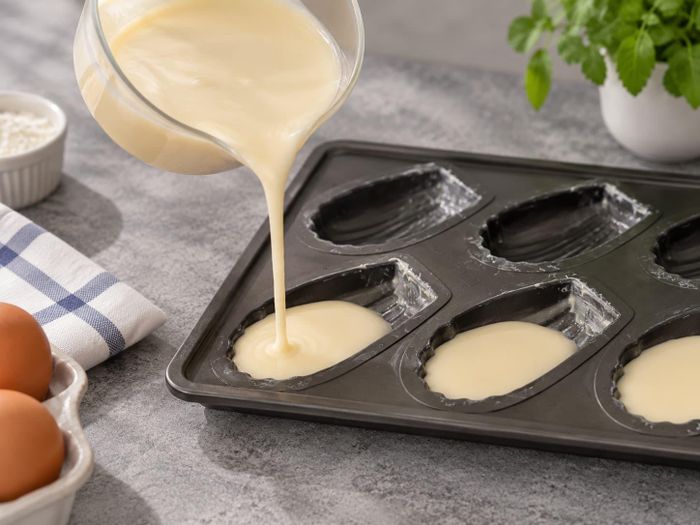 Chỉ nên đổ bột khoảng 80% vào khuôn để bánh còn nở đều