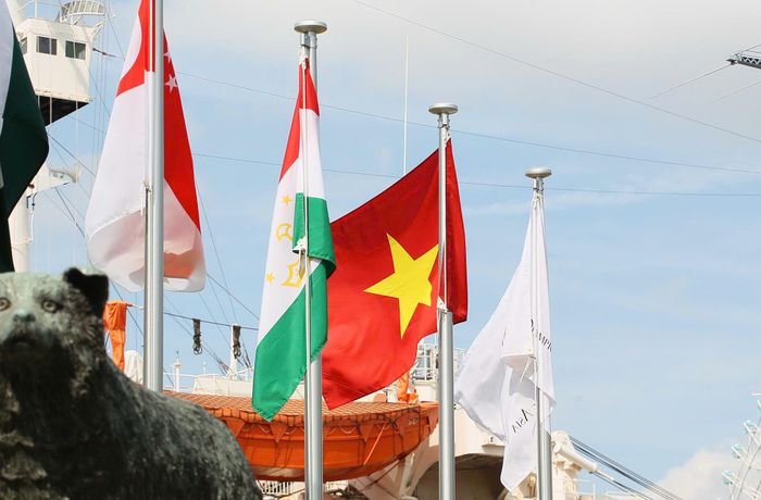  Khoảnh khắc lá cờ đỏ sao vàng được kéo lên tại cảng Nagoya mang theo niềm tự hào, đồng thời tiếp thêm động lực cho các VĐV trước những ngày tranh tài quan trọng phía trước.