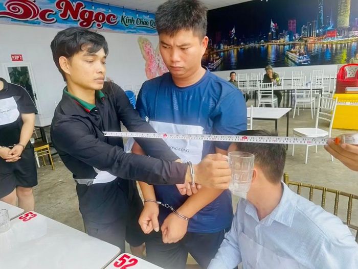 Thực nghiệm hiện trường vụ hỗn chiến. Ảnh: CA