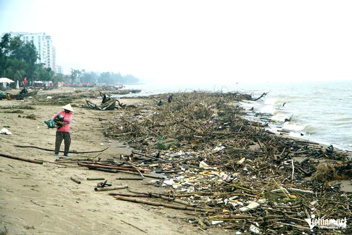 Rác thải sẽ được địa phương thu dọn khi điều kiện thời tiết thuận lợi.