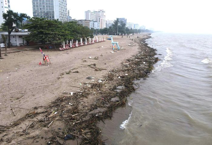 Rác tập kết dọc mép nước.