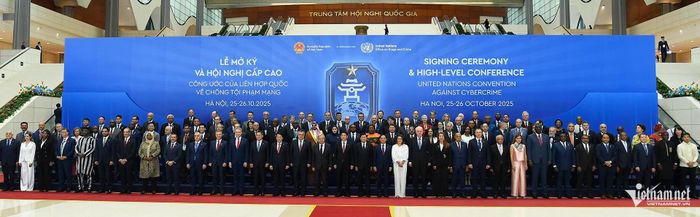 Tổng Thư ký Liên Hợp quốc António Guterres cùng đại biểu các nước tham dự Lễ mở ký Công ước của Liên Hợp quốc về chống tội phạm mạng (Công ước Hà Nội) hồi tháng 10/2025. Ảnh: Phạm Hải