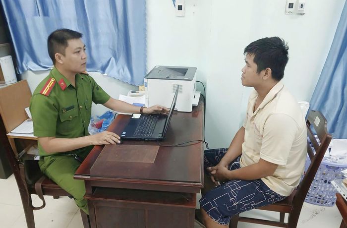 Nghi phạm Tiền tại cơ quan công an. Ảnh: Công an phường Hưng Phú 