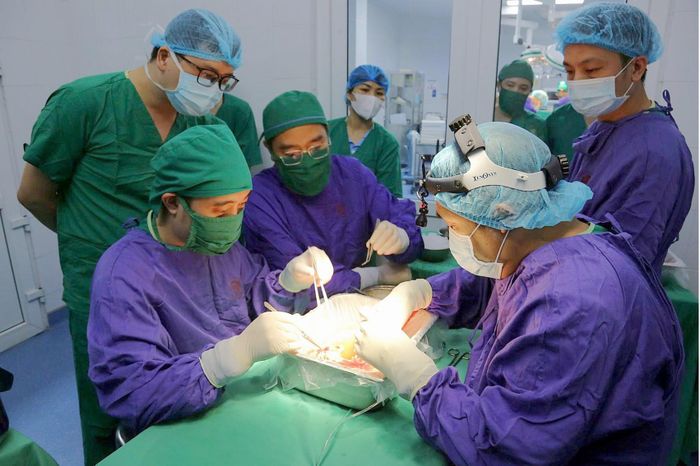 Các bác sĩ thực hiện rửa thận hiến trước khi tiến hành ghép. Ảnh: BVCC