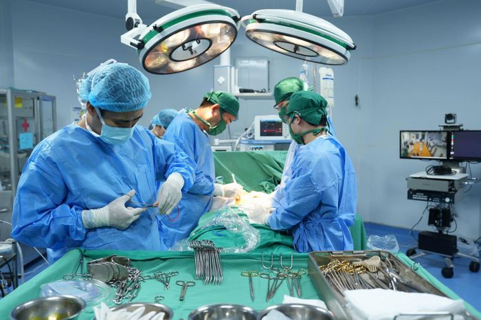 Kíp phẫu thuật viên thực hiện lấy thận từ người hiến chết não. Ảnh: BVCC