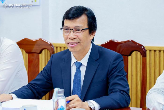 Bộ GD-ĐT giao quyền Giám đốc Đại học Cần Thơ cho GS.TS. Trần Ngọc Hải. Ảnh: Đại học Cần Thơ