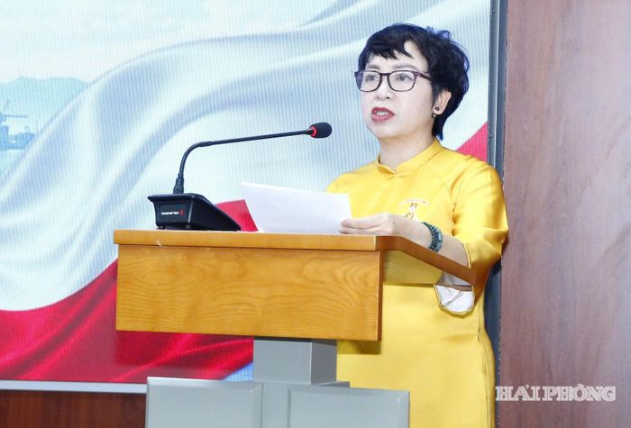 Bà Nguyễn Thị Thu Thủy, Giám đốc Nhà hát Sân khấu truyền thống Hải Phòng báo cáo kết quả hoạt động của Đoàn tham gia chương trình nghệ thuật tại Ba Lan. Ảnh: Đỗ Hiền 