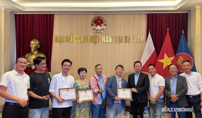 Đại sứ quán Việt Nam tại Ba Lan trao Bằng Tuyên dương tặng tập thể nghệ sĩ, diễn viên Nhà hát Sân khấu truyền thống Hải Phòng và bà Nguyễn Thị Thu Thủy - Giám đốc Nhà hát, Trưởng Đoàn công tác. Ảnh: Tiến Thuận