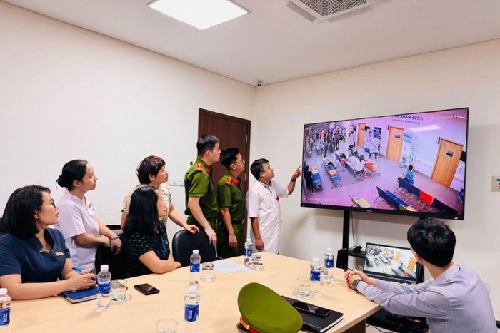 Công an Phường Vĩnh Phúc làm việc tại với Bệnh viện Hữu nghị Lạc Việt kiểm tra camera sự việc xảy ra ngày 17/9. Ảnh: CACC
