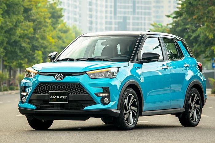 Toyota Raize có lợi thế nhờ kích thước nhỏ gọn, phù hợp với đường phố đông đúc và không gian đỗ xe hạn chế. Ảnh: TMV