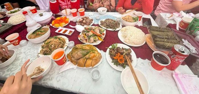 Mâm cỗ chưa lên đủ món trong một đám cưới anh Thành từng đến giúp đỡ nấu nướng