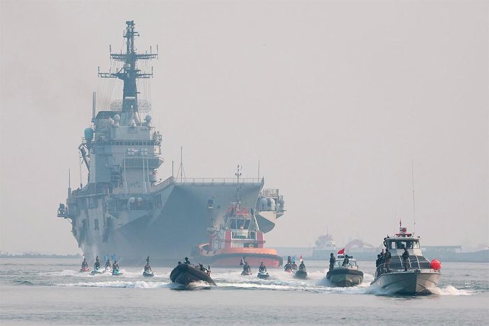 Hàng không mẫu hạm ITS Giuseppe Garibaldi cập cảng Tanjung Priok ở Jakarta, Indonesia sáng 18/9. Ảnh: Mast Irham/EPA.