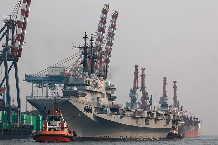 ITS Giuseppe Garibaldi thuộc lớp mẫu hạm có sàn bay suốt chiều dài tàu. Ảnh: EPA