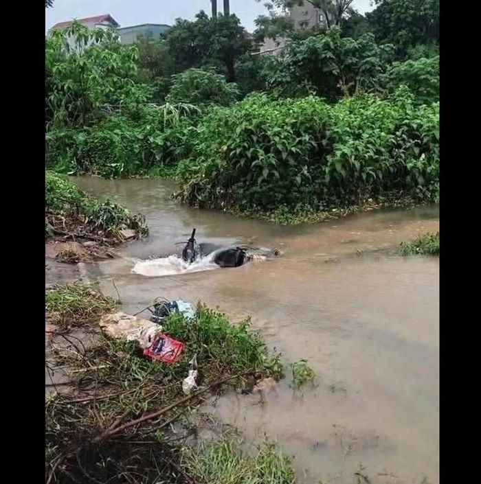 Vị trí người dân phát hiện chiếc xe Honda biển số Nam Định (cũ) của nam sinh viên nằm ở miệng cống thoát nước nhưng không thấy người. Ảnh cắt từ clip.