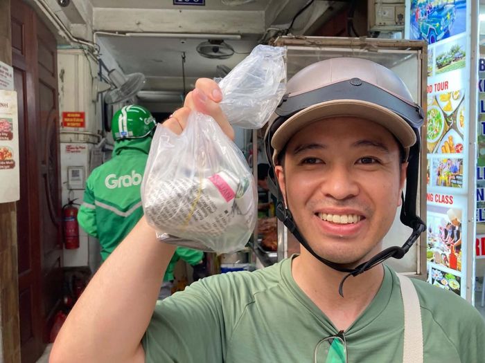 Theo anh Hitoshi Mission, ở Hà Nội, cứ ra đường là thấy quán ăn ngon