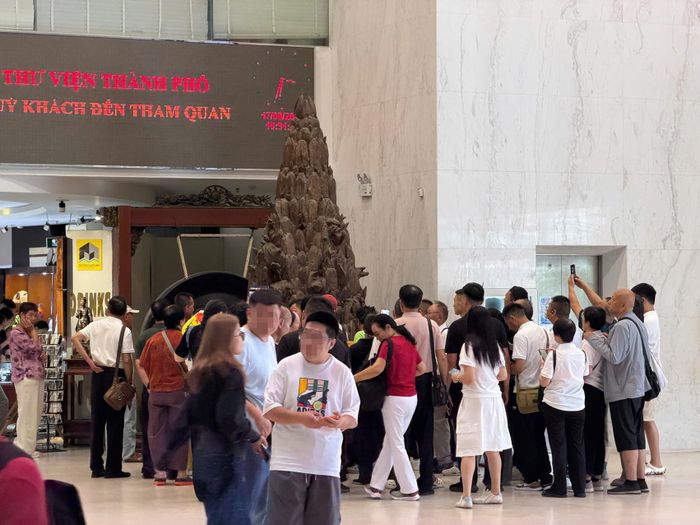 Nhiều đoàn khách Trung Quốc tới Bảo tàng Quảng Ninh để tham quan. Ảnh: N.H