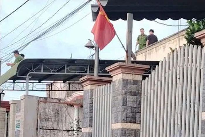 Công an khám nghiệm các dấu về, lối mà kẻ giết người đã trèo, đột nhập vào các căn nhà. Ảnh: Hoàng Anh.