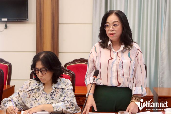 Phó Giám đốc Sở Nội vụ TPHCM Lượng Thị Tới đóng góp ý kiến tại hội nghị
