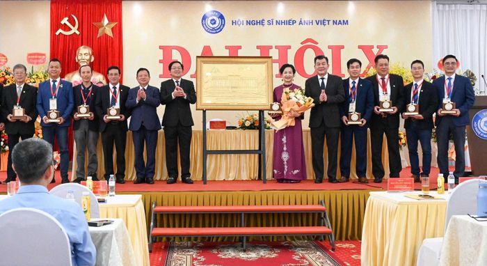 Phó Thủ tướng Hồ Quốc Dũng chúc mừng Ban Chấp hành nhiệm kỳ 2026-2031 Hội Nghệ sĩ nhiếp ảnh Việt Nam.
