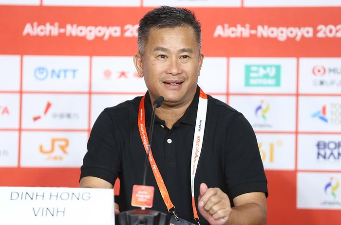 HLV Đinh Hồng Vinh chọn áo đen cho may mắn