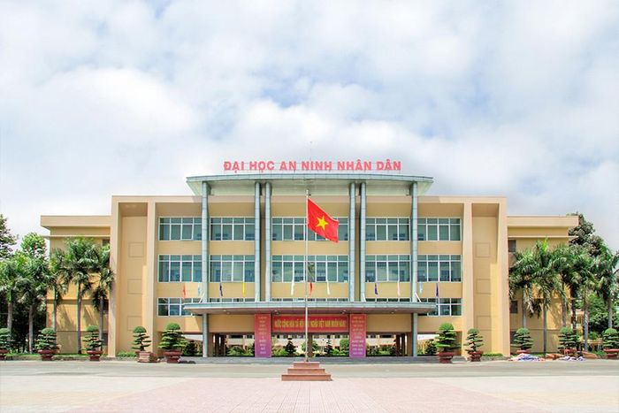 Theo quyết định của Thủ tướng, sáp nhập Trường Đại học An ninh nhân dân và các tổ chức trực thuộc vào Học viện An ninh nhân dân để thành lập Phân hiệu của Học viện An ninh nhân dân tại TPHCM. Ảnh: website nhà trường.