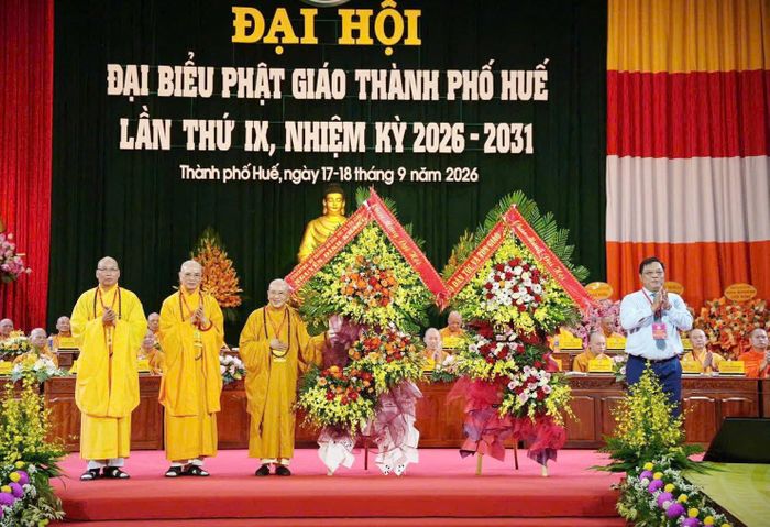Thứ trưởng Bộ Dân tộc và Tôn giáo Nguyễn Hải Trung tặng hoa chúc mừng Đại hội. Ảnh: Lê Bằng