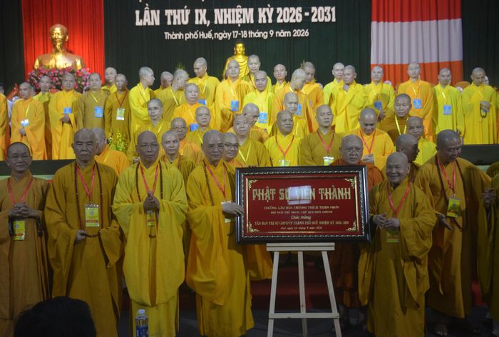 Trưởng lão Hòa thượng Thích Thiện Nhơn, Chủ tịch Hội đồng Trị sự GHPG Việt Nam tặng Ban Trị sự GHPG Việt Nam TP Huế. Ảnh: Lê Bằng