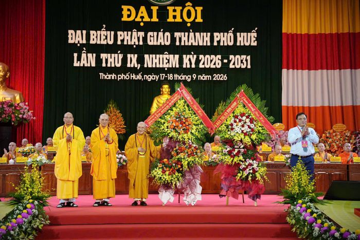 Thứ trưởng Bộ Dân tộc và Tôn giáo Nguyễn Hải Trung tặng hoa chúc mừng Đại hội. Ảnh: Lê Bằng