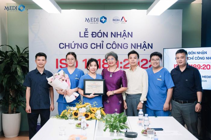 Đại diện Phòng Xét nghiệm Mediplus Tân Mai nhận Chứng chỉ ISOO 15189:2022 từ Tổ chức AOSC