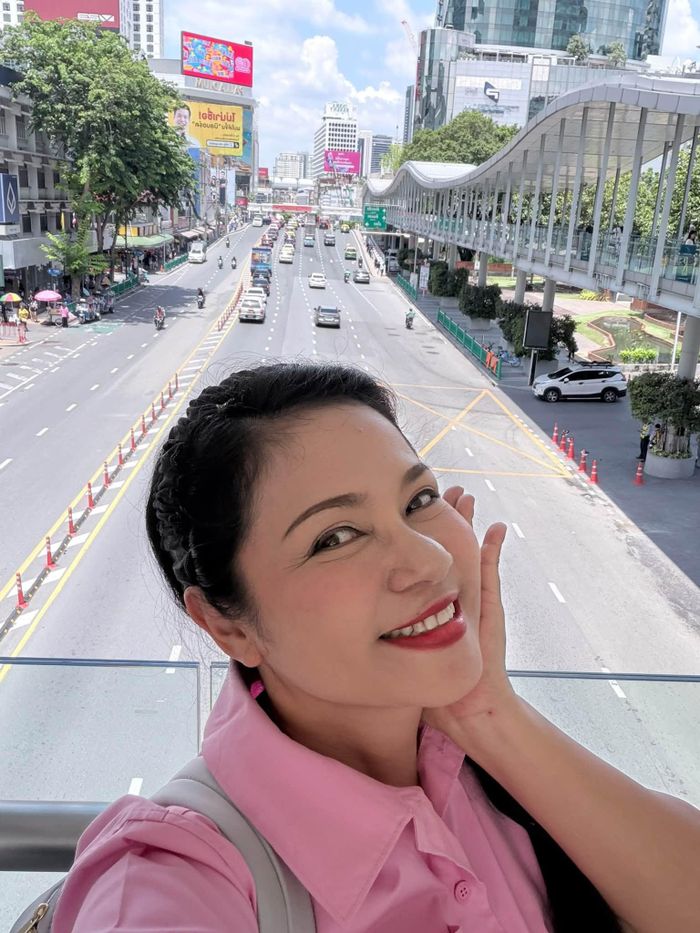 Diễn viên Việt Trinh dạo quanh Bangkok, Thái Lan. 