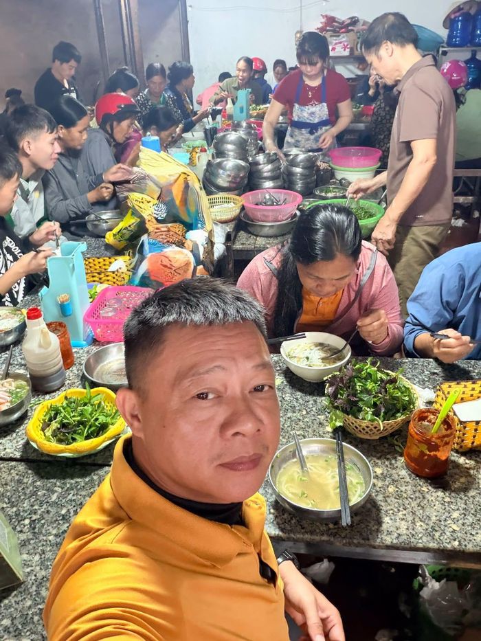 BTV Quang Minh mê bát phở 20-30 nghìn đồng ở núi Mẫu Sơn, Lạng Sơn.