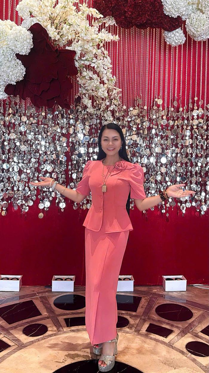 Nghệ sĩ Ngọc Huyền lên đồ đi ăn cưới.