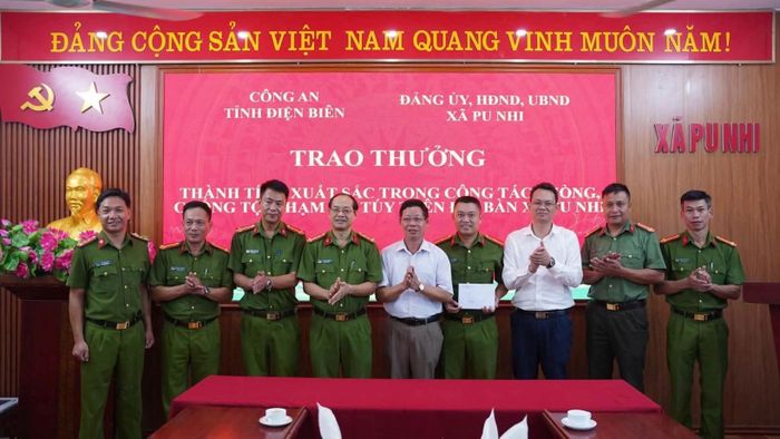 Lãnh đạo công an tỉnh khen thưởng Công an xã Pu Nhi và các lực lượng tham gia. Ảnh: Công an Điện Biên