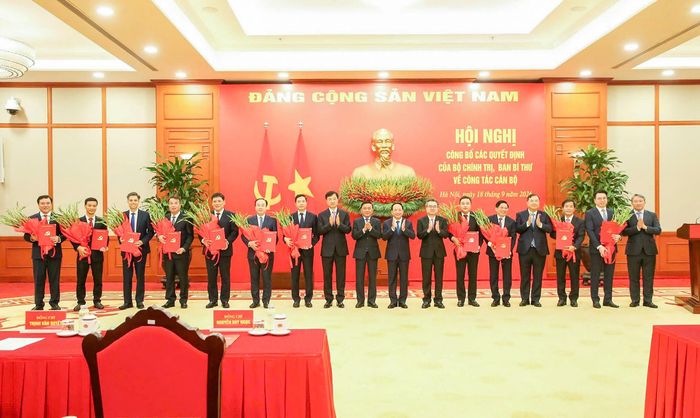 Thường trực Ban Bí thư Trần Cẩm Tú trao các quyết định của Bộ Chính trị, Ban Bí thư về công tác cán bộ. Ảnh: Minh Nhật