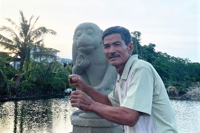 Ông Dương Đình Lục bên tượng thần khỉ Hanuman. Ảnh: Đ.L