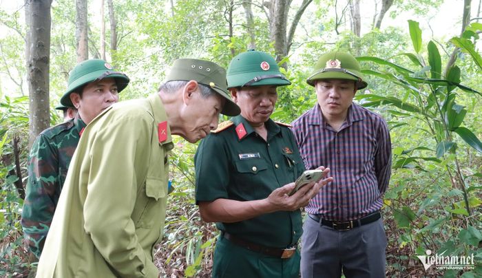 Đại tá Hà Văn Ái cùng lãnh đạo xã Chân Mây - Lăng Cô kiểm tra thông tin. Ảnh: Lê Sáu