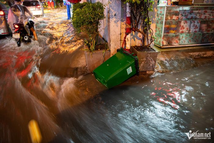 Buộc thùng rác cố định vào cột để ngăn bị nước cuốn trôi.