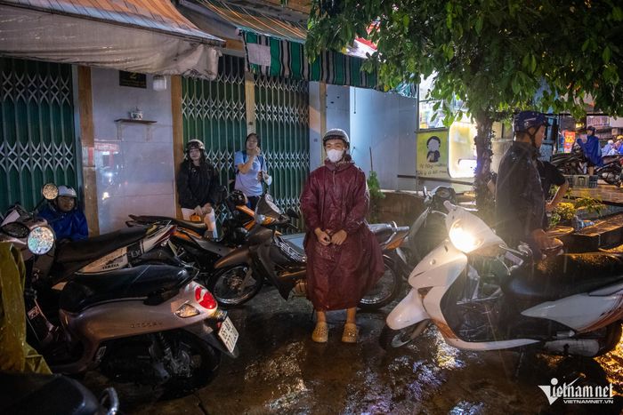 Người dân dừng chờ nước rút trên đường Lý Tế Xuyên. Một số người nôn nóng về nhà phải dắt bộ xe chết máy.