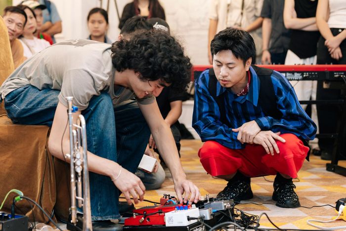 Nhạc sĩ Dương Cầm và nghệ sĩ trẻ nước ngoài tham gia workshop.
