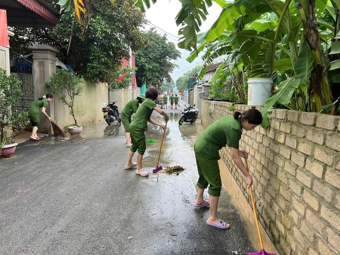 Công an phường giúp dân dọn dẹp vệ sinh sau mưa lũ
