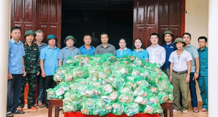 Chính quyền, đoàn thể phường Hàm Rồng chuẩn bị nhu yếu phầm hỗ trợ người dân