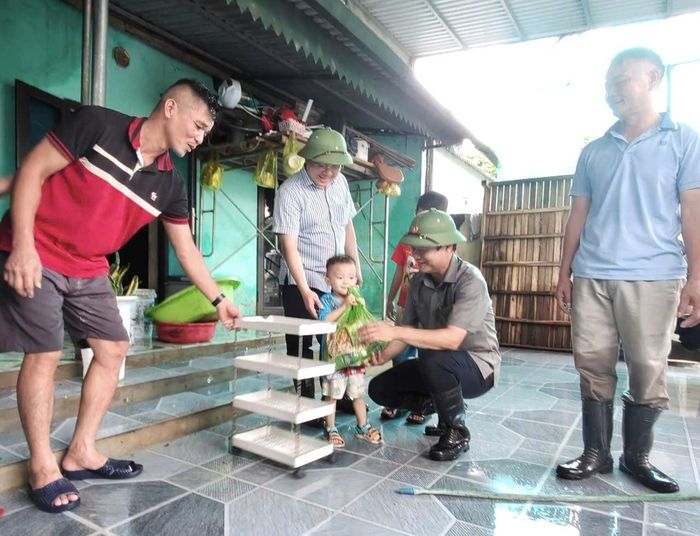 Bí thư phường Hàm Rồng Nguyễn Việt Hùng thăm hỏi, động viên các gia đình bị ảnh hưởng mưa lũ