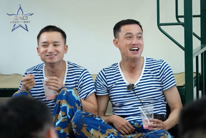 Erik và Quốc Trường là nguyên nhân khiến phòng mất ngủ.