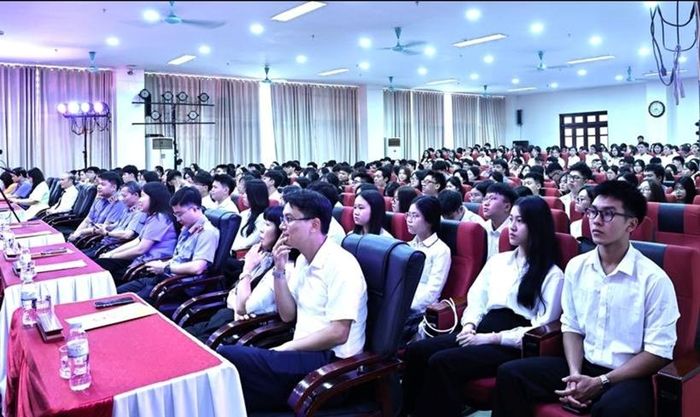 Bài phát biểu của Thúy An để lại nhiều ấn tượng cho các đại biểu và các bạn sinh viên.