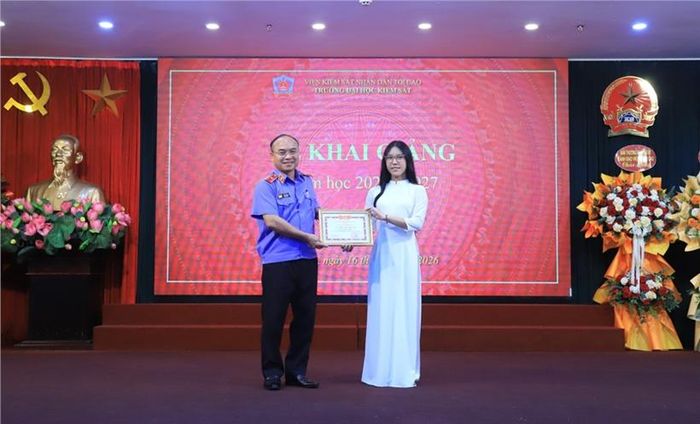 Trần Thị Thúy An, sinh viên lớp K14B, Thủ khoa đầu vào Trường Đại học Kiểm sát, nhận Giấy khen từ TS. Nguyễn Văn Khoát, Hiệu trưởng Trường Đại học Kiểm sát.