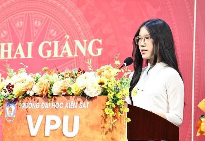 Trần Thị Thúy An, sinh viên lớp K14B, Thủ khoa đầu vào Trường Đại học Kiểm sát, đại diện các bạn sinh viên phát biểu tại Lễ khai giảng.