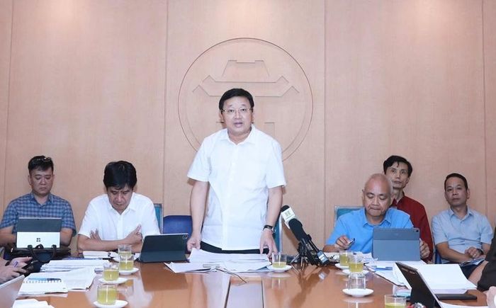  Phó Giám đốc Sở Xây dựng TP Hà Nội Đào Minh Tâm tiếp thu, trả lời câu hỏi người dân quan tâm.